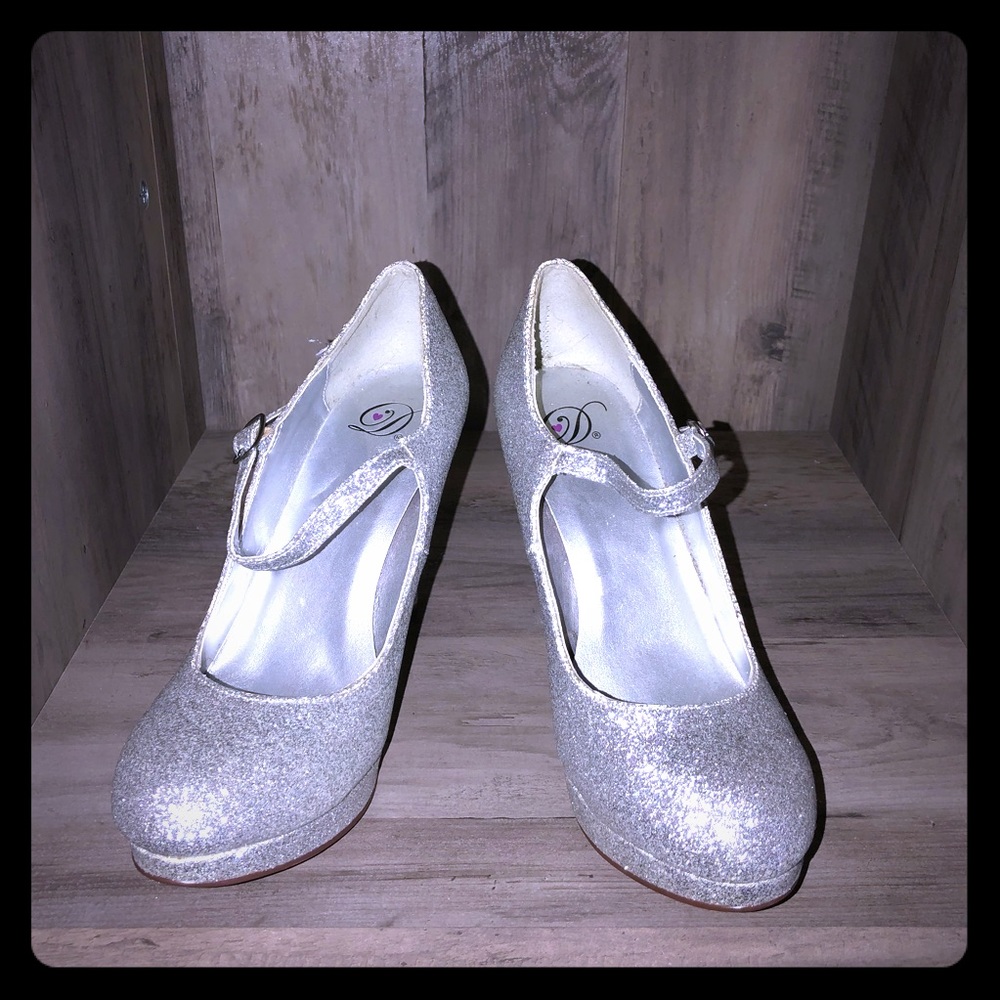 Silver shimmer Heart in D heels w ankle strap